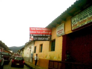 Letreros como estos empezaron a poner los maestros en todas y cada una de las escuelas de Chiapas. 