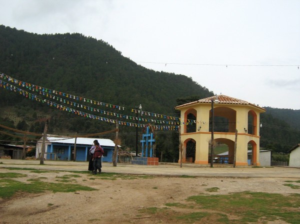 Mitzitón se ubica a a salida de San Cristóbal de las Casas. En este lugar hay una confrontación continua entre adherentes del EZN y otros grupos presuntamente dedicados a la venta de mercancía ilegal. Foto: Carlos Herrera 