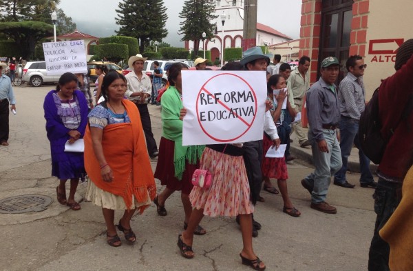Mujeres indígenas en Teopisca marchan en apoyo al movimiento magisterial en Chiapas. Foto: Isaín Mandujano/Chiapas PARALELO