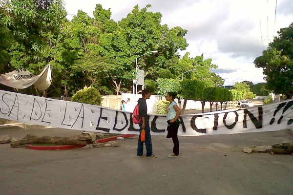 Alumnos mantienen cerradas las escuelas de educación media superior, en apoyo al movimiento magisterial. Foto: Ángeles Mariscal/Chiapas PARALELO