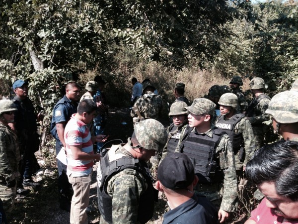 Militares y policías resguardan la zona donde se encontró los cuerpos de la familia guatemalteca. Foto: Fredy Martín Pérez