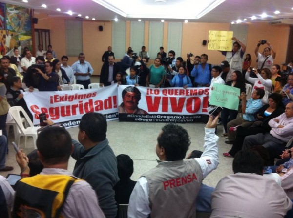 http://www.chiapasparalelo.com/wp-content/uploads/2014/02/Periodistas-Veracruz-600x447.jpg