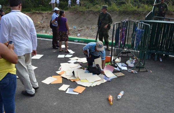 Líderes indígenas buscan entre los documentos tirados en el suelo, sus peticiones hechas a Peña Nieto y que fueron desairadas. Foto: Mario Gómez/Chiapas PARALELO