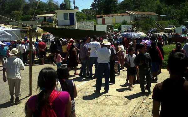 Unos 12 mil habitantes de Pueblo Nuevo mantienen un bloqueo carretero desde el pasado sábado. Luchan por tener agua para su subsistencia. Foto: Cortesía