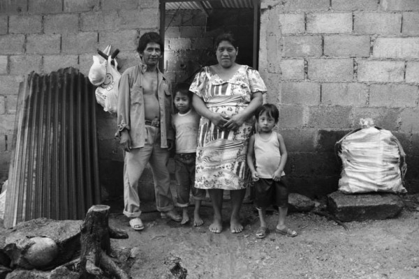 Esta familia campesina fue reubicada en Ixtacomitán a raíz de la erupción del Volcán Chichonal en Chapultenango Chiapas, durante marzo de 1982. El fenómeno dejó sin techo y sin tierras a otras 12 mil familias. Ellos fueron llevados a otros lugares bajo promesas de viviendas, tierras y servicios básicos. A 32 años la situación aún sigue sin mejorar. De qué podemos acusarlos, ¿de empobrecerse más? o de ¿Deforestar?. Foto y texto: Fermín Ledesma.