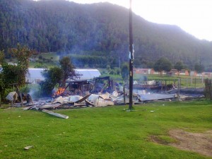 Una docena de viviendas fueron quemada en Mitzitón. Foto: http://intoleranciaypersecucion.blogspot.mx/