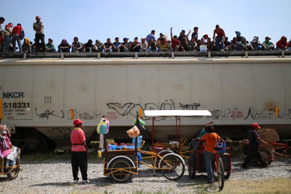 Miles salen todos los días de sus países devastados por la pobreza y violencia. Foto: Elizabeth Ruiz