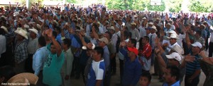 Los líderes de las 192 comunidades que conforman el ejido San Jerónimo Bachajón y que estuvieron presentes votaron en contra de autorizar que pase la autopista por sus tierras. Foto: Enrique Carrasco SJ