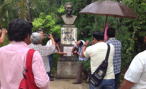 Develan placa en memoria a la corrpción y la impunidad que representa Juan Sabines Guerrero en Chiapas.