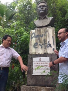 Activistas de Todos somos Tuxtla y Creciendo Juntos por Chiapas presentes en el acto para declarar monumento a la corrupción y la impunidad el busto de Juan Sabines Guerrero.