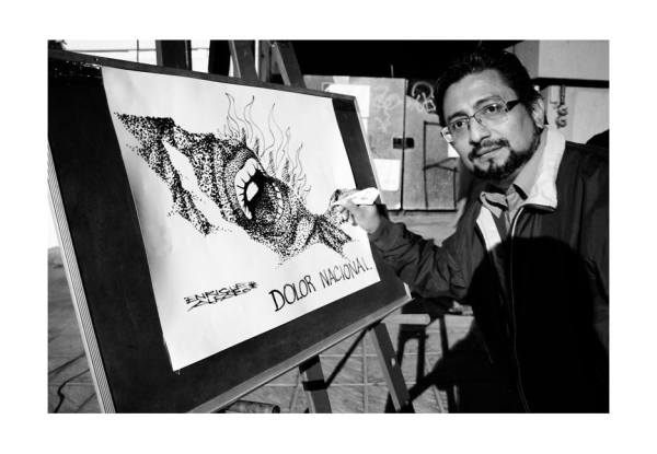 El caricaturista, Enrique Alfaro participó en la Jornada Cultural por las desaparecidas y los desaparecidas de México. Durante la jornada realizó este cartón. Foto: Jacob García/ Chiapas PARALELO.