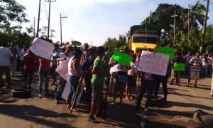 La población enfurecida contra su alcalde Antonio Lorenzo Guzmán por la falta de agua. Foto: Derky Wilner