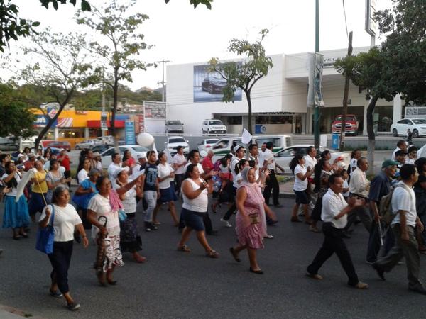 Al griito de "ser evangélico no es un delito" marcharon cientos que viven su fe en Cristo, diferentes Iglesias y Congregaciones acompañados de 50 Pastores y líderes, exigieron Justicia y atención al grave problema de Intolerancia Religiosa que aqueja a 26 municipios.