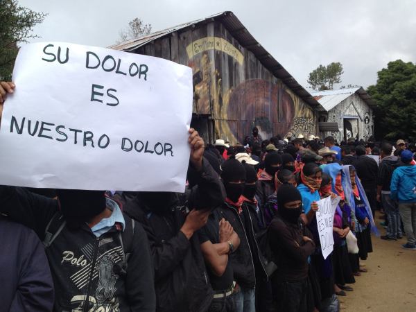 Acuerdan padres de Ayotzinapa y EZLN articular un movimiento nacional. Foto: Frayba
