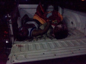 Dos de los presuntos miembros de Los Diablos, yacen en la góndola de una camioneta del Servicio Médico Forense (SEMEFO)