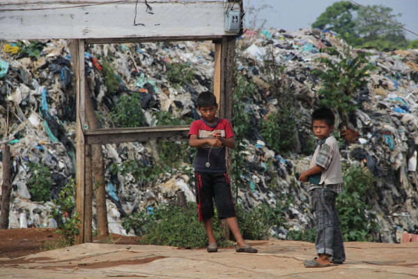 Niños migrantes de la colonia Linda Vista, en Tapachula, aportan al sustento de su familia. Foto: Chiapas PARALELO