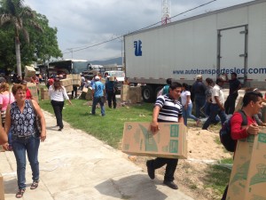 En el tramo de La Pochota, maestros vaciaron trailers con mercancía que fue distribuido entre los automovilistas.