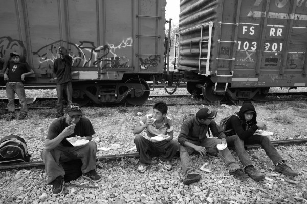 OAX10515043. Ixtepec, Oaxaca.- Migrantes centroamericanos llegaron en el tren bautizado como "La Bestia" al Albergue Hermanos en el Camino, también conocida como la Casa del Migrante en Ixtepec, Oaxaca. El tren llegó con 800 migrantes después de estar varios descompuesto en el poblado de Arriaga. NOTIMEX/FOTO/ALEJANDRO MELÉNDEZ/AMO/POL/