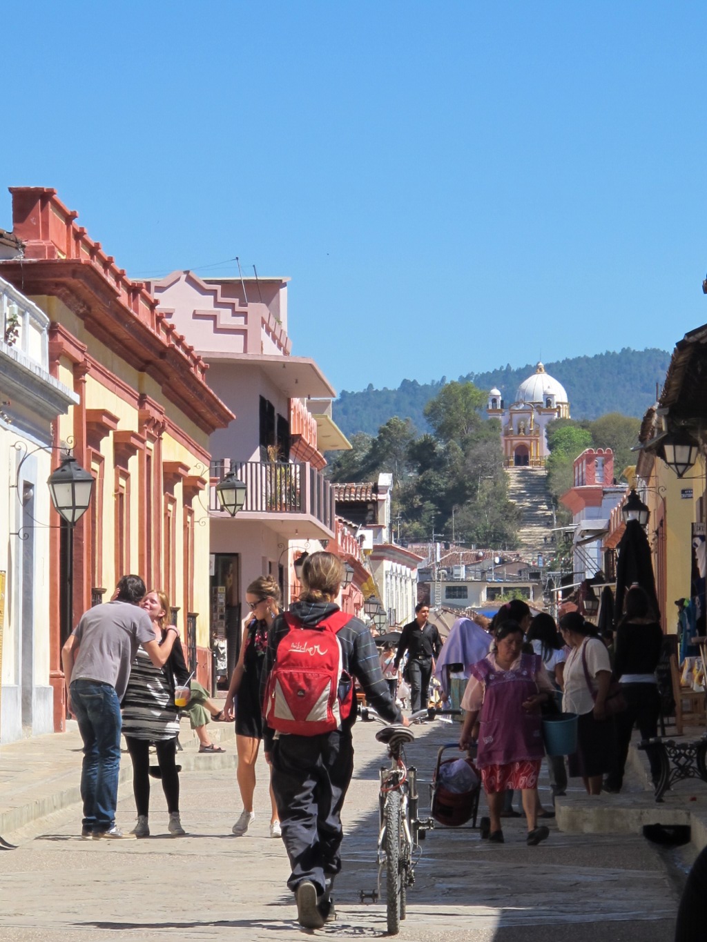 De pronto, la atmósfera se convierte en esos instantes que ya he vivido, las fachadas de las casas, las viviendas con árboles que se asoman y que me saludan recordándome su presencia.