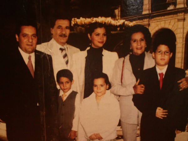 La familia Sabines Guerrero y la imagen sobrepuesta de Sabines Gutiérrez. Foto: Fundación y Museo Juan Sabines Gutiérrez, AC