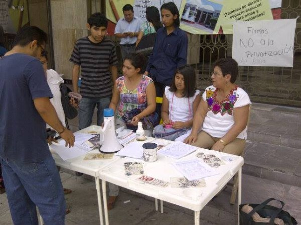 Ciudadan@s colectando firmas en contra de la privatización de Smapa. Foto: Isaín Mandujano/ Chiapas PARALELO.