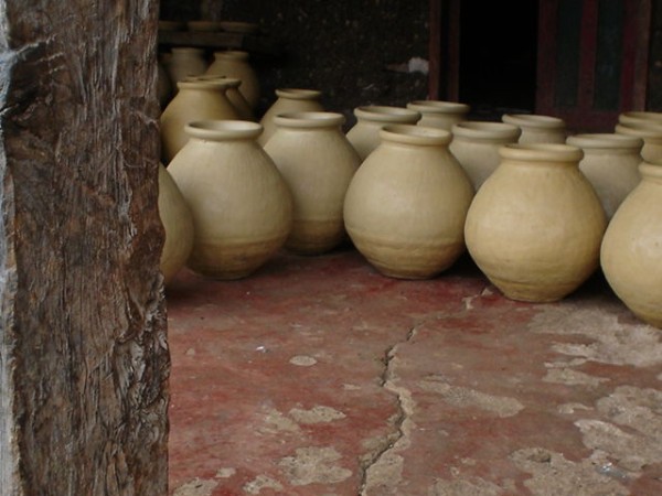En los corredores de las casas de Amatenango se observan las piezas frescas de barro. 