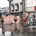 Semidesnudos, jóvenes reclaman plazas para ser docentes en Chiapas. Foto: @leydc/Chiapas PARALELO