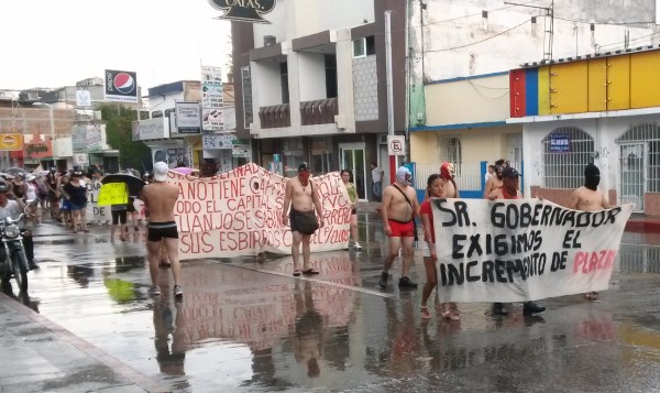 Semidesnudos, jóvenes reclaman plazas para ser docentes en Chiapas. Foto: @leydc/Chiapas PARALELO