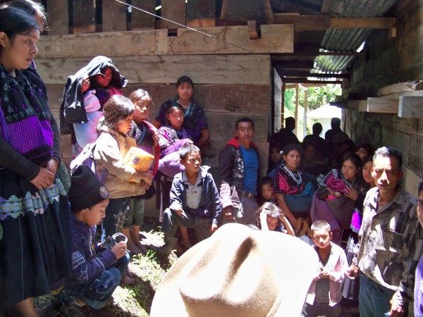 Unas 70 personas del ejido Puebla, en Chenalhó, abandonaron la comunidad ante el temor de que iban a ser linchadas. Foto: Red de Medios Libres