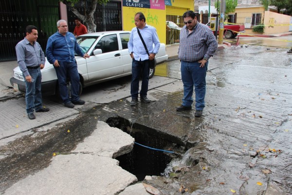 Alfredo Araujo Esquinca, director del Sistema Municipal de Agua Potable y Alcantarillado de Tuxtla Gutiérrez (Smapa) dice que hace siete meses recibió una oficina en quiebra técnica, que gastaba más de lo que ingresaba, que había 60 aviadores que cobraban sin trabajar, una red de corrupción que reimprimía recibos de pago por cantidades diferentes para quedarse con dinero que debió haber entrado a la caja y que los pasivos han colapsado a ese organismo.