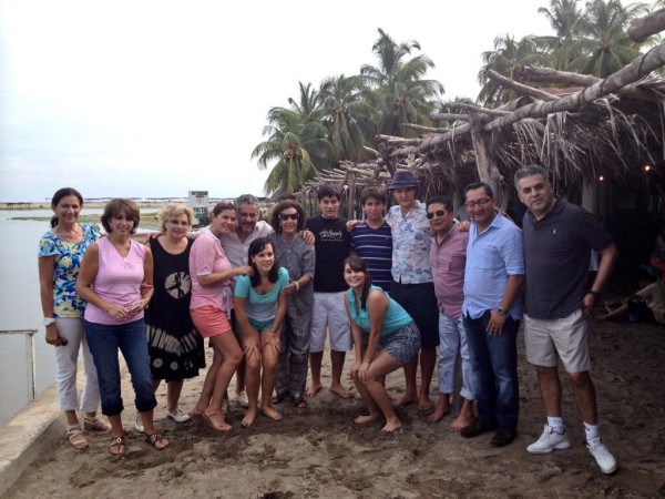 Esposa de ex gobernador difundió fotografía del ex gobernador, que habría sido tomada hoy en la ciudad de Acapulco, Guerrero. Foto; @IsabelAguilera