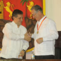 Juan Sabines Guerrero en la entrega de la medalla Fray Matias de Cordova a Salinas Pliego. 