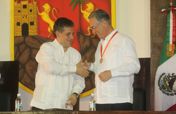 Juan Sabines Guerrero entregó la medalla Fray Matias de Cordova a Salinas Pliego. Foto: Archivo Icoso. 