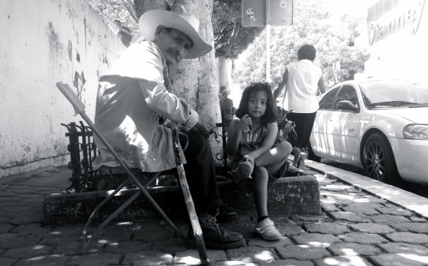 Personas de la tercera edad  sobreviven únicamente con los recursos de los programas sociales. Foto: Isaín Mandujano/Chiapas PARALELO