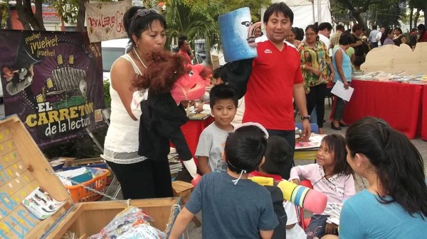 En El baúl de las sorpresas, encuentran desde un sombrero hasta una capa. Así el tiempo transcurre entre historias escritas o narradas. Foto: Damaris Disner/ Chiapas PARALELO. 