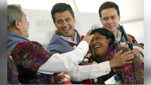 El ex presidente de Brazil, Luiz Inácio Lula; el Presidente de México, Enrique Peña y el gobernador de Chiapas Manuel Velasco con una mujer indígena durante el inicio de la cruzada contra el hambre. Foto. Icoso.