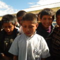 Feliciano sigue caminando una media hora desde paraje Yutosil donde está su hogar, hacia la escuela Josefa Ortíz de Domínguez. Foto: Amalia Avendaño/Chiapas PARALELO 