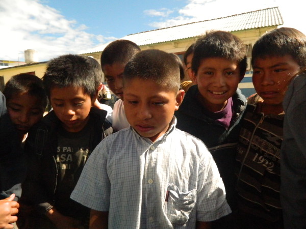 Feliciano sigue caminando una media hora desde paraje Yutosil donde está su hogar, hacia la escuela Josefa Ortíz de Domínguez. Foto: Amalia Avendaño/Chiapas PARALELO 