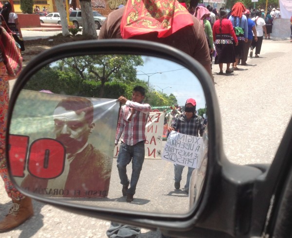 "Libertad",  de huipil, de bluejeans y choclos mineros, se repetía en ecos, en gorjeo de palomas y campanadas de la Catedral. Foto: Isaín Mandujano/Chiapas PARALELO