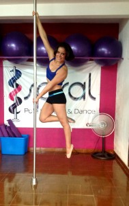 Tiene un certificado como instructora del Advanced Pole Fitness, otro de la Federación Mexicana de Fisicoconstructuvismo, AC y uno más de la Federación Mexicana de Pole Fitness. Foto: Isaín Mandujano/Chiapas PARALELO