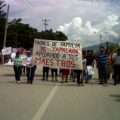 Padres de familia de Tapalapa protestan a favor de los maestros en paro. 