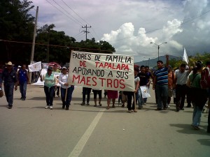 Padres de familia de Tapalapa protestan a favor de los maestros en paro. 