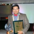 En este 2013 recibió el reconocimiento como Empresario Emprendedor por la ALMAC (Asociación de Libreros Mexicanos A.C.). Foto: Cortesía/ Chiapas PARALELO.