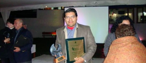 En este 2013 recibió el reconocimiento como Empresario Emprendedor por la ALMAC (Asociación de Libreros Mexicanos A.C.). Foto: Cortesía/ Chiapas PARALELO.