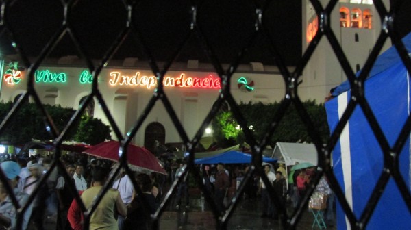 El parque central fue rodeado de vallas metálicas. Foto: Sandra de los Santos/ Chiapas PARALELO.