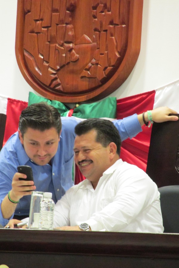 El presidente de la mesa directiva del Congreso del Estado, Fernando Castellanos Cal y Mayor y el vicepresidente de la mesa, Roberto Aquiles Aguilar. 