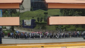 Columnas de maestras y maestros han desfilado por la avenida principal de la capital de Chiapas. Foto: Sarelly Martínez/Chiapas PARALELO