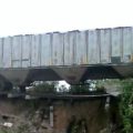 Vagones de tren quedaron suspendidos en el aire, a causa del descarrilamiento Foto: Casa del Migrante Hogar de la Misericordia