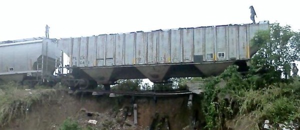 Vagones de tren quedaron suspendidos en el aire, a causa del descarrilamiento Foto: Casa del Migrante Hogar de la Misericordia