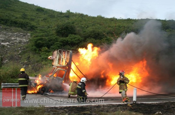 Incendio de un camión de 10 toneladas en el libramiento norte. Foto: Isaín Mandujano/Chiapas PARALELO.